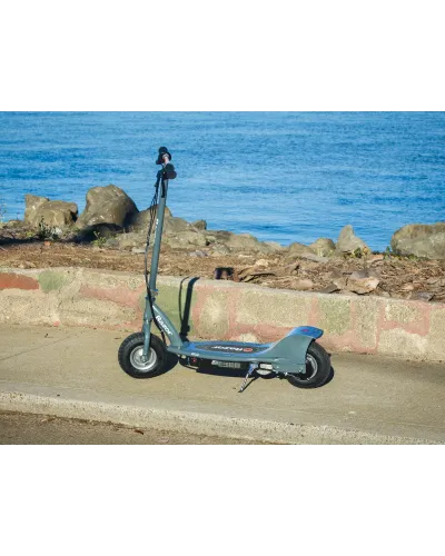 Электросамокат Razor E300 – 24 км/ч, 250 Вт,