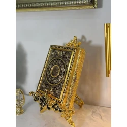 Сувенир Qızılı Qurani-Kərim Qutusu və Dekorativ Stend İslami Zövq və Estetika