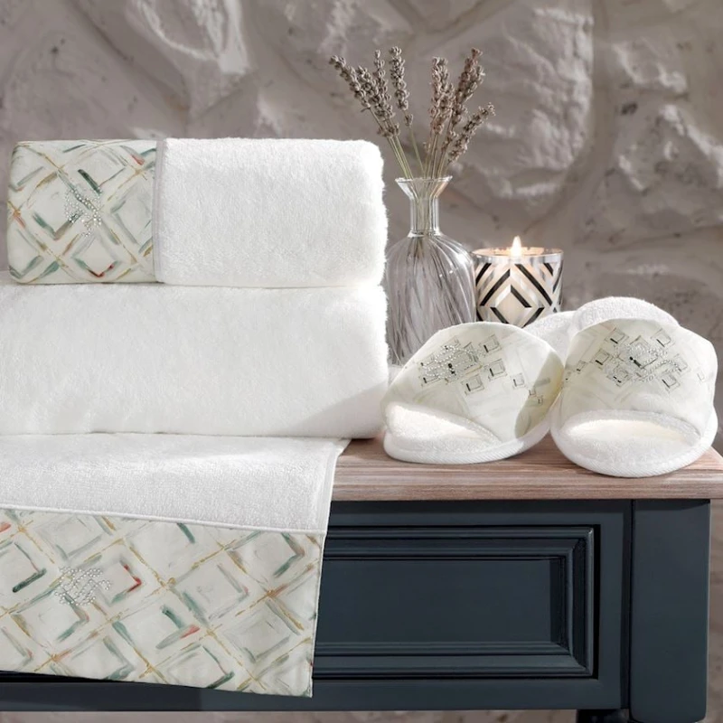 Набор полотенец и тапочки Tivolyo Home Bailey, хлопок, белый, 3 шт, 30x50/50x100/75x150 см Набор полотенец и тапочки Tivolyo Home Bailey, хлопок, белый, 3 шт, 30x50/50x100/75x150 см