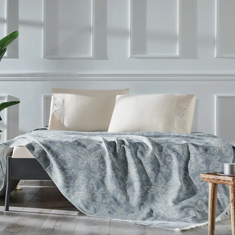 Комплект постельного белья Tivolyo Home Papilion, пододеяльник 160x220 см, простыня 180x260 см, наволочки 50x70 см, полутораспальный, сатин/хлопок, голубой Комплект постельного белья Tivolyo Home Papilion, пододеяльник 160x220 см, простыня 180x260 см, наволочки 50x70 см, полутораспальный, сатин/хлопок, голубой