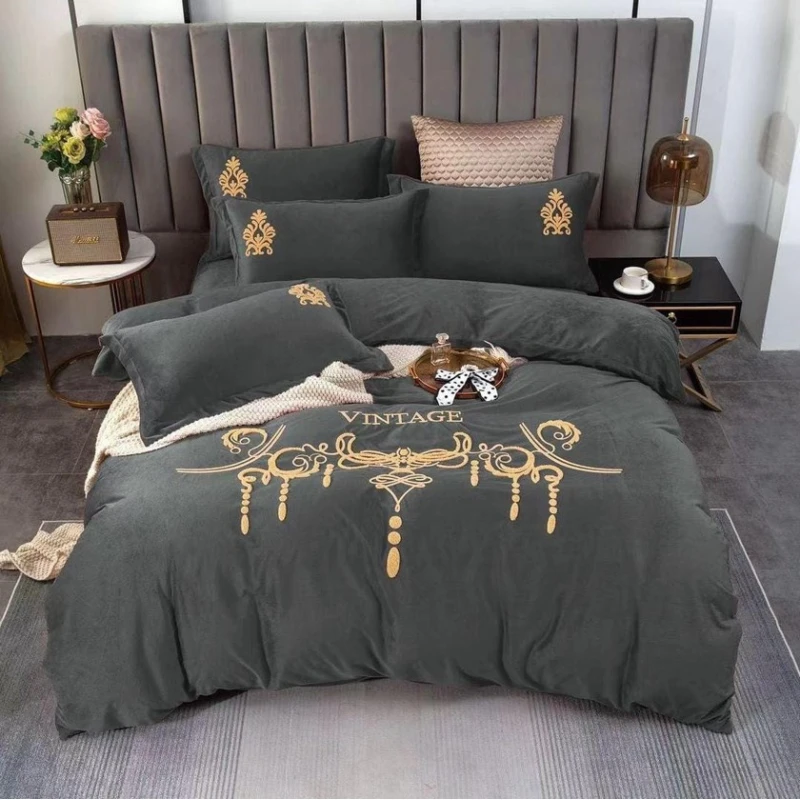 Комплект постельного белья MiraNova CTS-439, простыня 230х250 см, пододеяльник 200х220 см, наволочки 50х70 см, двуспальный, велюр, зеленый