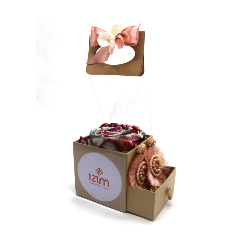 Подарочный набор для женщин Izim HD0049 (косынка 90x90 см + серьги) Подарочный набор для женщин Izim HD0049 (косынка 90x90 см + серьги)