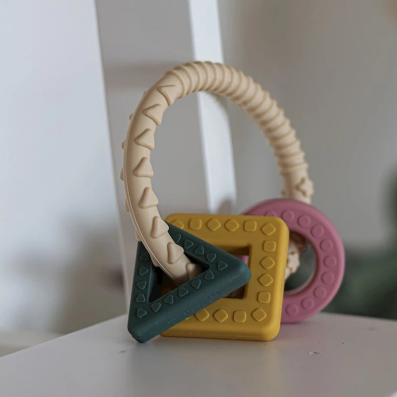 Прорезыватель Petite&Mars Figures 724818, 0+ мес, разноцветный Прорезыватель Petite&Mars Figures 724818, 0+ мес, разноцветный