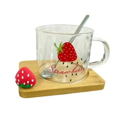 Кружка с бамбуковой подставкой и ложкой, принт клубники, 400 мл