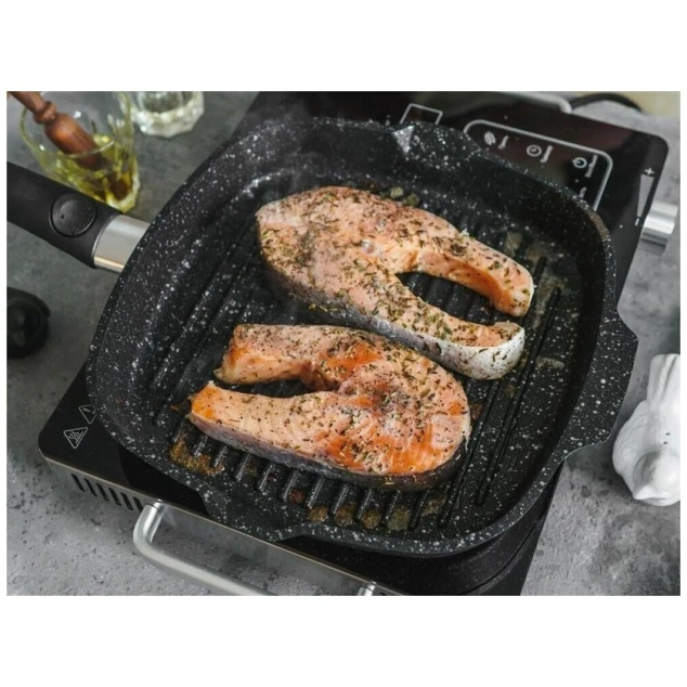 Сковородка-гриль Kukmara sqkmt282a, с крышкой, алюминий, черная, 28 см Сковородка-гриль Kukmara sqkmt282a, с крышкой, алюминий, черная, 28 см