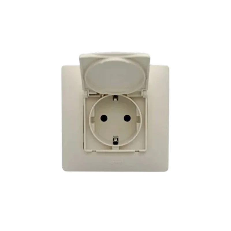Розетка с крышкой Legrand 767418