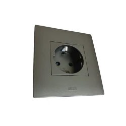 Одинарная розетка Modi 013, 9x8.5x3 см, серебристая