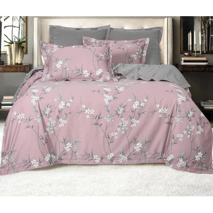 Yataq dəsti Артпостель Версалия, yorğan üzü 200x220 sm, mələfə 260x240 sm, yastıq üzü 50x70/70x70 sm, avro, mako-satin, boz/çəhrayı Yataq dəsti Артпостель Версалия, yorğan üzü 200x220 sm, mələfə 260x240 sm, yastıq üzü 50x70/70x70 sm, avro, mako-satin, boz/çəhrayı