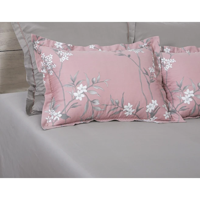 Yataq dəsti Артпостель Версалия, yorğan üzü 200x220 sm, mələfə 260x240 sm, yastıq üzü 50x70/70x70 sm, avro, mako-satin, boz/çəhrayı Yataq dəsti Артпостель Версалия, yorğan üzü 200x220 sm, mələfə 260x240 sm, yastıq üzü 50x70/70x70 sm, avro, mako-satin, boz/çəhrayı