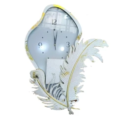 Palıd yarpağı ilə bəzədilmiş dekorativ divar saatı. Ağ rəngdə