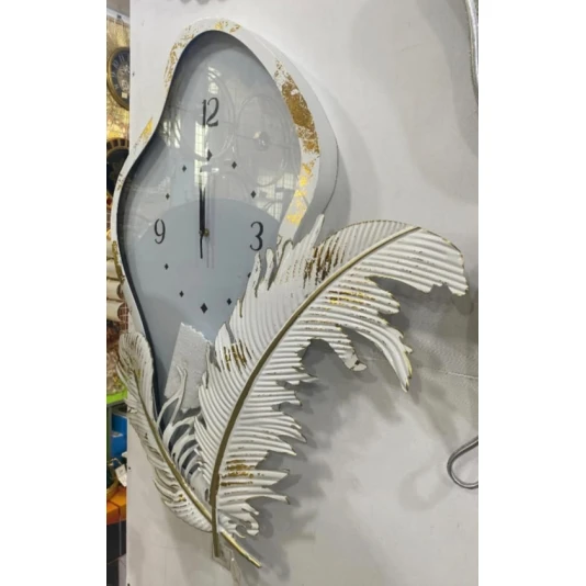 Palıd yarpağı ilə bəzədilmiş dekorativ divar saatı. Ağ rəngdə Palıd yarpağı ilə bəzədilmiş dekorativ divar saatı. Ağ rəngdə