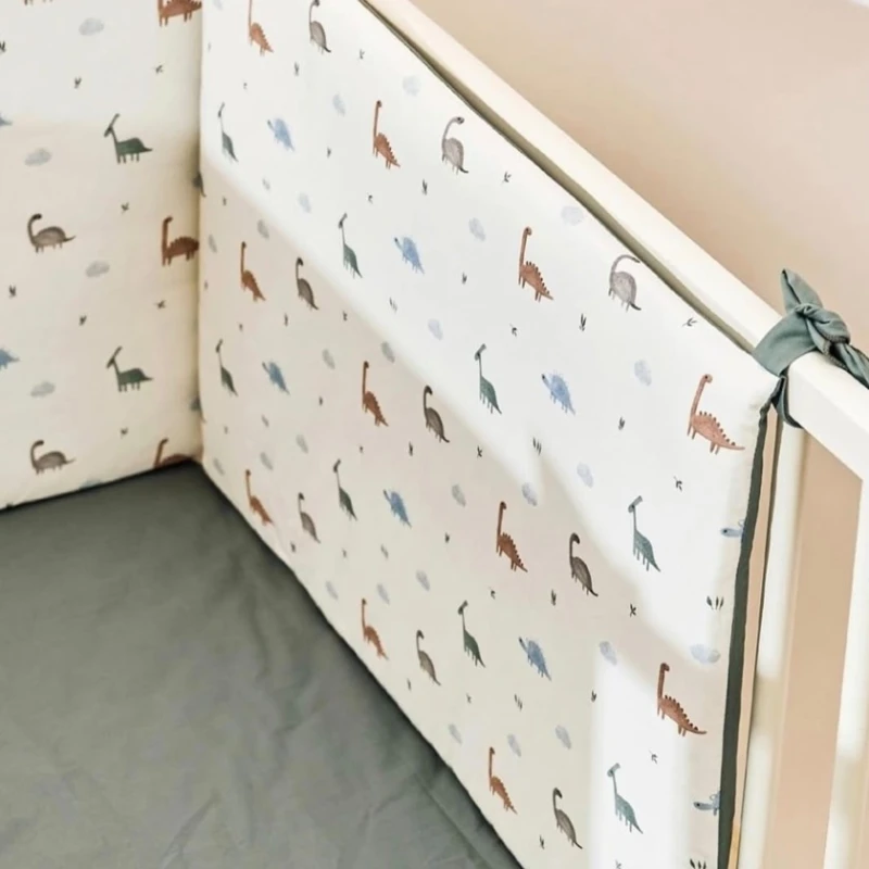 Набор с мягкой защитой в кроватку Dinosaurus, хлопок, белый/зелёный, 7 предметов Набор с мягкой защитой в кроватку Dinosaurus, хлопок, белый/зелёный, 7 предметов