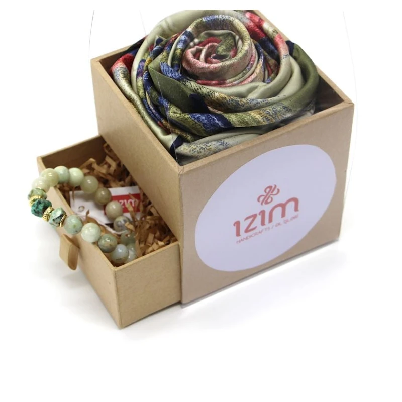 Подарочный набор для женщин Izim HD0042 (косынка 90x90 см + браслет) Подарочный набор для женщин Izim HD0042 (косынка 90x90 см + браслет)