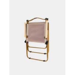 Складной стул с металлическим каркасом бежевого цвета и тканевым сиденьем. Складной стул с металлическим каркасом бежевого цвета и тканевым сиденьем.