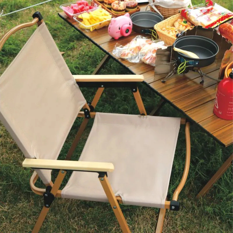 Складной стул с металлическим каркасом бежевого цвета и тканевым сиденьем. Складной стул с металлическим каркасом бежевого цвета и тканевым сиденьем.