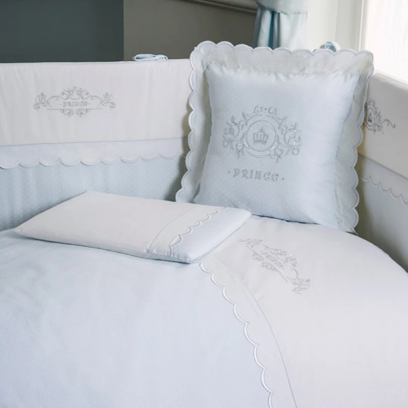 Комплект детского постельного белья Funna baby Prince, 8 предметов, пододеяльник 100x150 см, внутреннее одеяло, защита головы 45x70 см, боковая защита 45x130 см - 2 шт, простыня, наволочка 35x45 см, декоративная наволочка, хлопок, белый, голубой Комплект детского постельного белья Funna baby Prince, 8 предметов, пододеяльник 100x150 см, внутреннее одеяло, защита головы 45x70 см, боковая защита 45x130 см - 2 шт, простыня, наволочка 35x45 см, декоративная наволочка, хлопок, белый, голубой