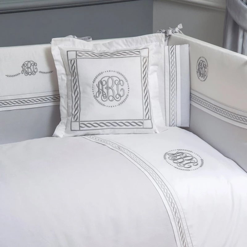 Uşaq yataq dəsti Funna baby ABC, 8 hissə, yorğan üzü 100x130 sm, iç yorğan, baş üçün qoruma 40x60 sm, yan qoruma 40x120 sm - 2 əd, mələfə, yastıq üzü 35x45 sm, dekorativ yastıq, pambıq, ağ