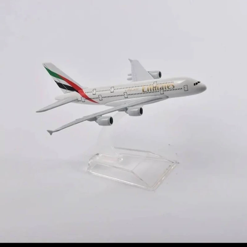 Коллекционная фигурка Emirates Airbus A380, 13.5x15.5x8 см Коллекционная фигурка Emirates Airbus A380, 13.5x15.5x8 см