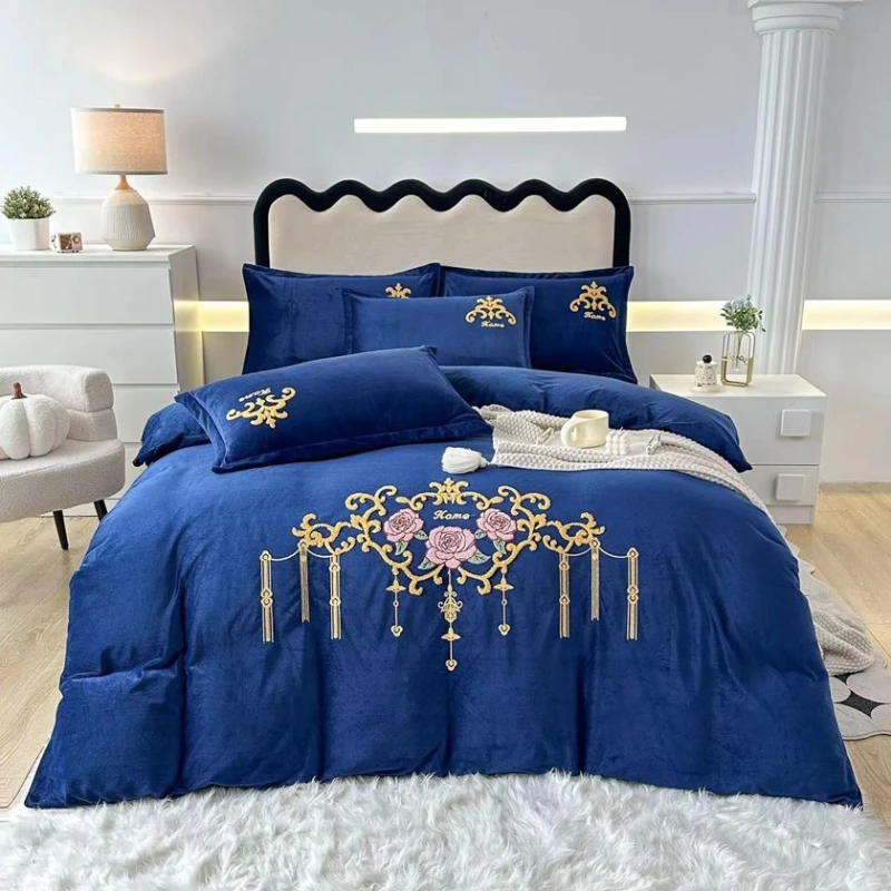 Комплект постельного белья MiraNova CTS-441, простыня 230х250 см, пододеяльник 200х220 см, наволочки 50х70 см, двуспальный, велюр, синий