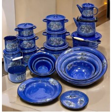 Qab-qacaq dəsti, Rusiya istehsalı, emal, 21 parça, vedrə 12 l, dəm çayniki 1 l, çaydan 3.5 l, qulpluca 1.5 l, krujka 1 l, bidon 3.5 l, miskalar 0.8/1.5/2/3.5/5 l, ləyənlər 7/12 l, kiçik qazan dəsti 1.5/3/4.5 l, böyük qazan dəsti 3/4.5/7 l, tarelka 0.5 l, 