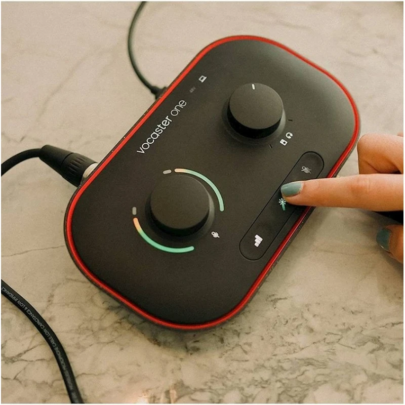 Студийный комплект Focusrite Vocaster One Studio Студийный комплект Focusrite Vocaster One Studio