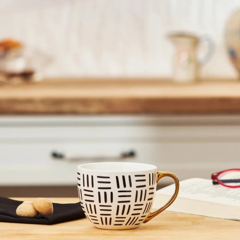 Чашка Emsan Shiny Lines, фарфор, белая/черная, 450 мл Чашка Emsan Shiny Lines, фарфор, белая/черная, 450 мл