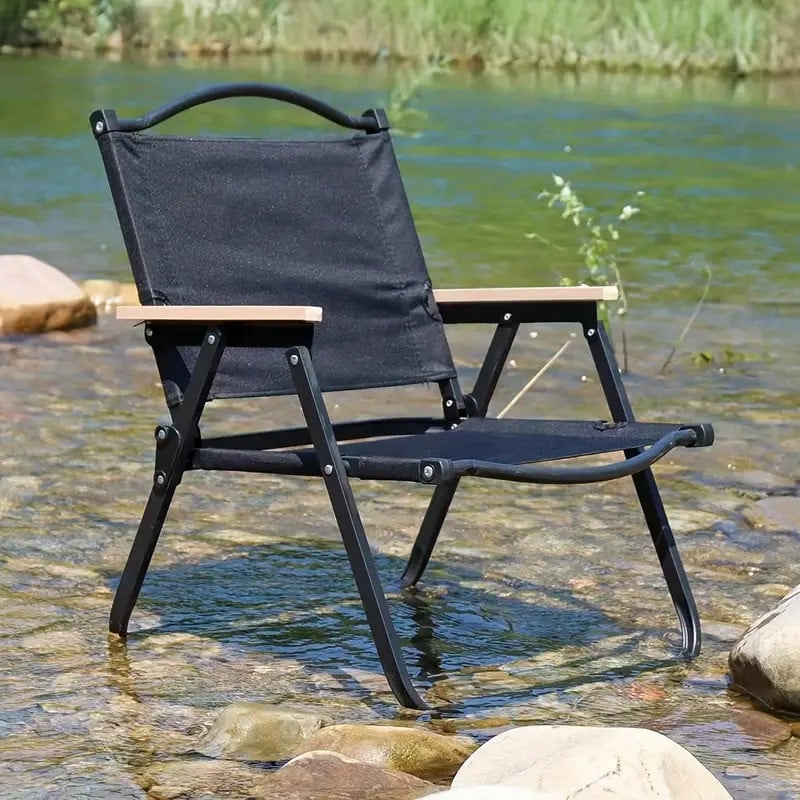 Складной стул с металлическим каркасом и тканевым сиденьем Складной стул с металлическим каркасом и тканевым сиденьем