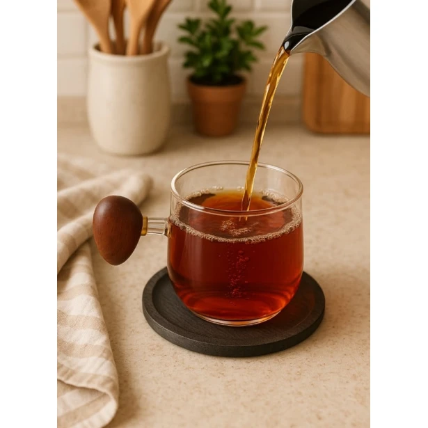 Taxta saplı şüşə stəkan altlıqla birlikdə