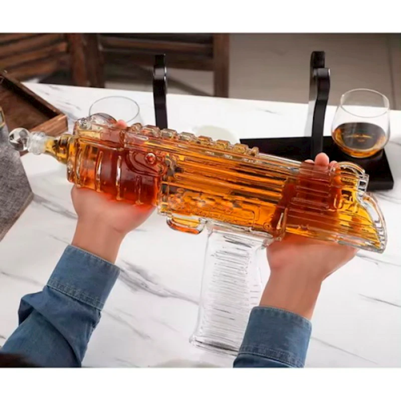 Набор Flame_2280 Графин пулемет Узи, стекло/дерево, прозрачный/черный, на подставке, 1000 мл, 3 шт Набор Flame_2280 Графин пулемет Узи, стекло/дерево, прозрачный/черный, на подставке, 1000 мл, 3 шт