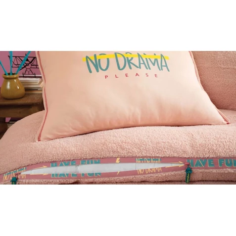 Комплект постельного белья Yataş CoverMe Drama, покрывало 160x220 см, простыня 100х200 см, наволочка 50х70 см, односпальный, хлопок/полиэстер, розовый Комплект постельного белья Yataş CoverMe Drama, покрывало 160x220 см, простыня 100х200 см, наволочка 50х70 см, односпальный, хлопок/полиэстер, розовый