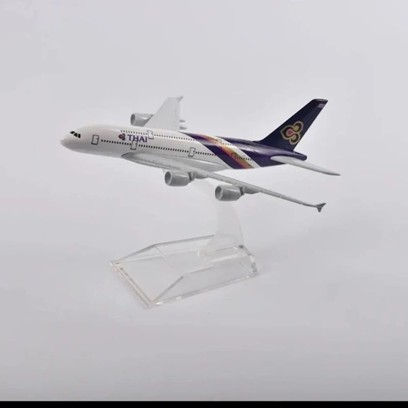 Коллекционная фигурка Air Thai Airbus A380, 13.5x15x8 см Коллекционная фигурка Air Thai Airbus A380, 13.5x15x8 см