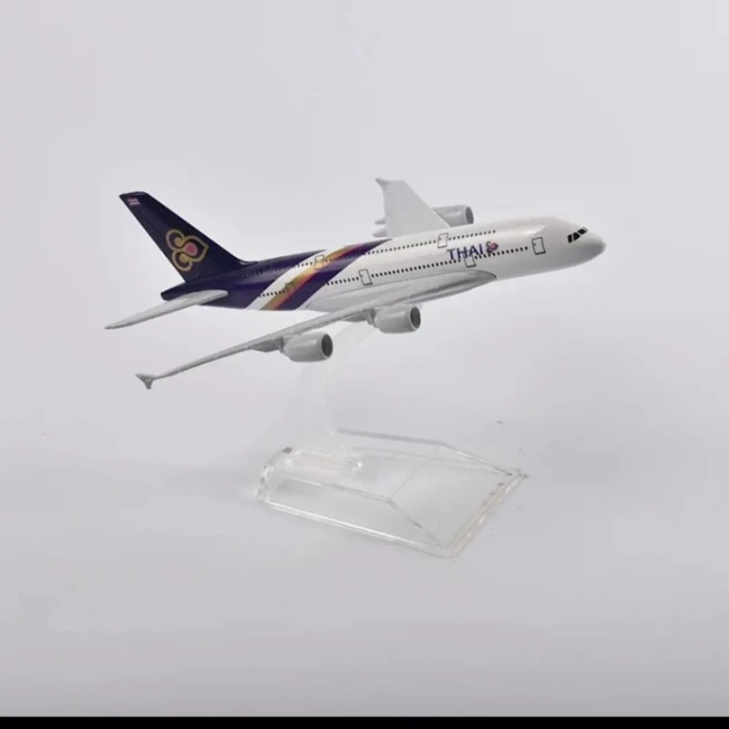 Коллекционная фигурка Air Thai Airbus A380, 13.5x15x8 см Коллекционная фигурка Air Thai Airbus A380, 13.5x15x8 см
