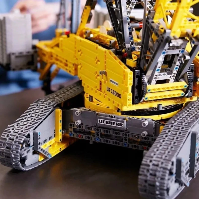 Конструктор LEGO Technic Liebherr LR 13000 42146, 2883 детали, от 18 лет Конструктор LEGO Technic Liebherr LR 13000 42146, 2883 детали, от 18 лет