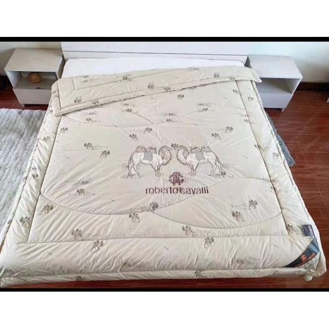 Одеяло Roberto Cavalli SHA-00001636, 200x220 см, двуспальное, бежевый Одеяло Roberto Cavalli SHA-00001636, 200x220 см, двуспальное, бежевый