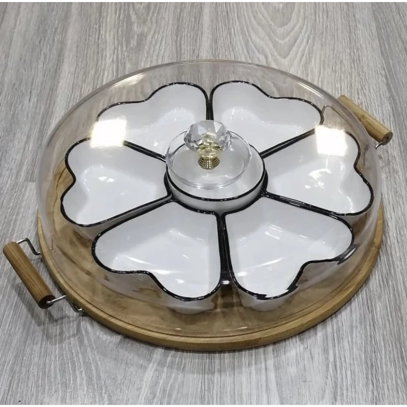 Çərəz qabı, şüşə, taxta altlıqda