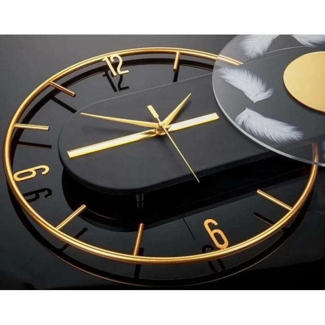 Müxtəlif çərçivələrdə bəzədilmiş böyük dekorativ divar saatı. Qızılı rəngdə. Müxtəlif çərçivələrdə bəzədilmiş böyük dekorativ divar saatı. Qızılı rəngdə.