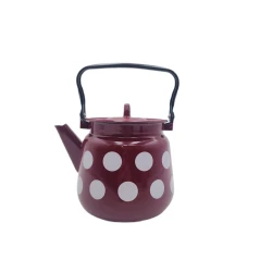 Su qaynatmaq üçün çaydan 