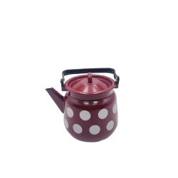 Su qaynatmaq üçün çaydan 