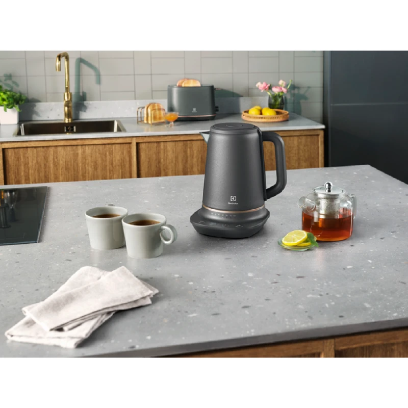 Электрический чайник Electrolux E7K1-6BP
