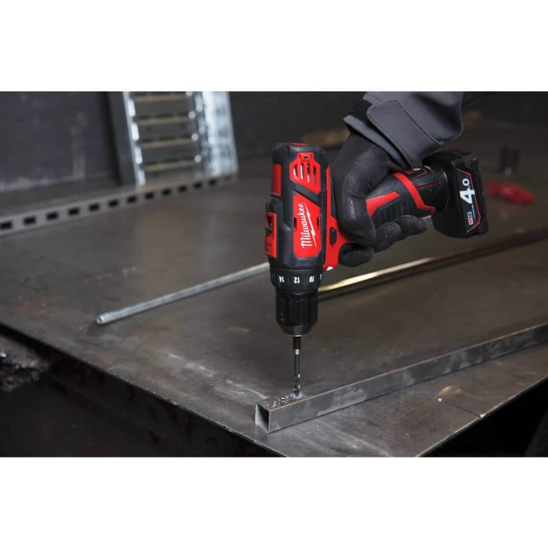 Дрель-шуруповерт Milwaukee M12BDD-402C (CASE+2X4.0)