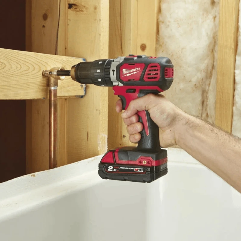 Дрель-шуруповерт Milwaukee M18BPD-202C (CASE+2X2.0)