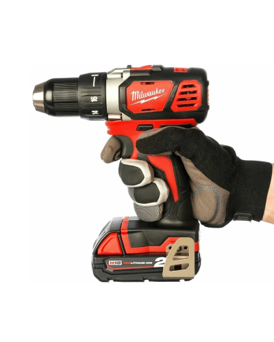 Drel-şurup bağlayan Milwaukee M18BPD-202C (CASE+2X2.0)