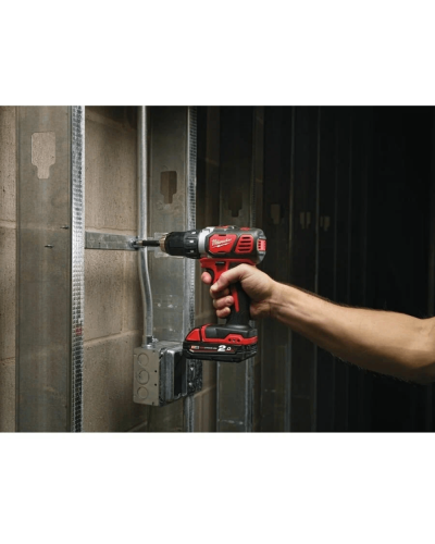 Drel-şurup bağlayan Milwaukee M18BPD-202C (CASE+2X2.0)