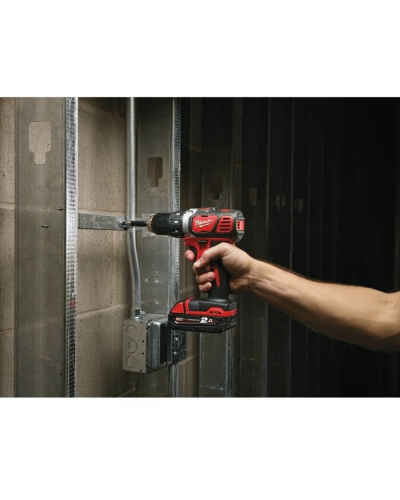 Drel-şurup bağlayan Milwaukee M18CBLDD-402C (CASE+2X4.0)