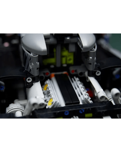 LEGO Technic Peugeot 9X8 24H Le Mans Hybrid Hypercar / 42156